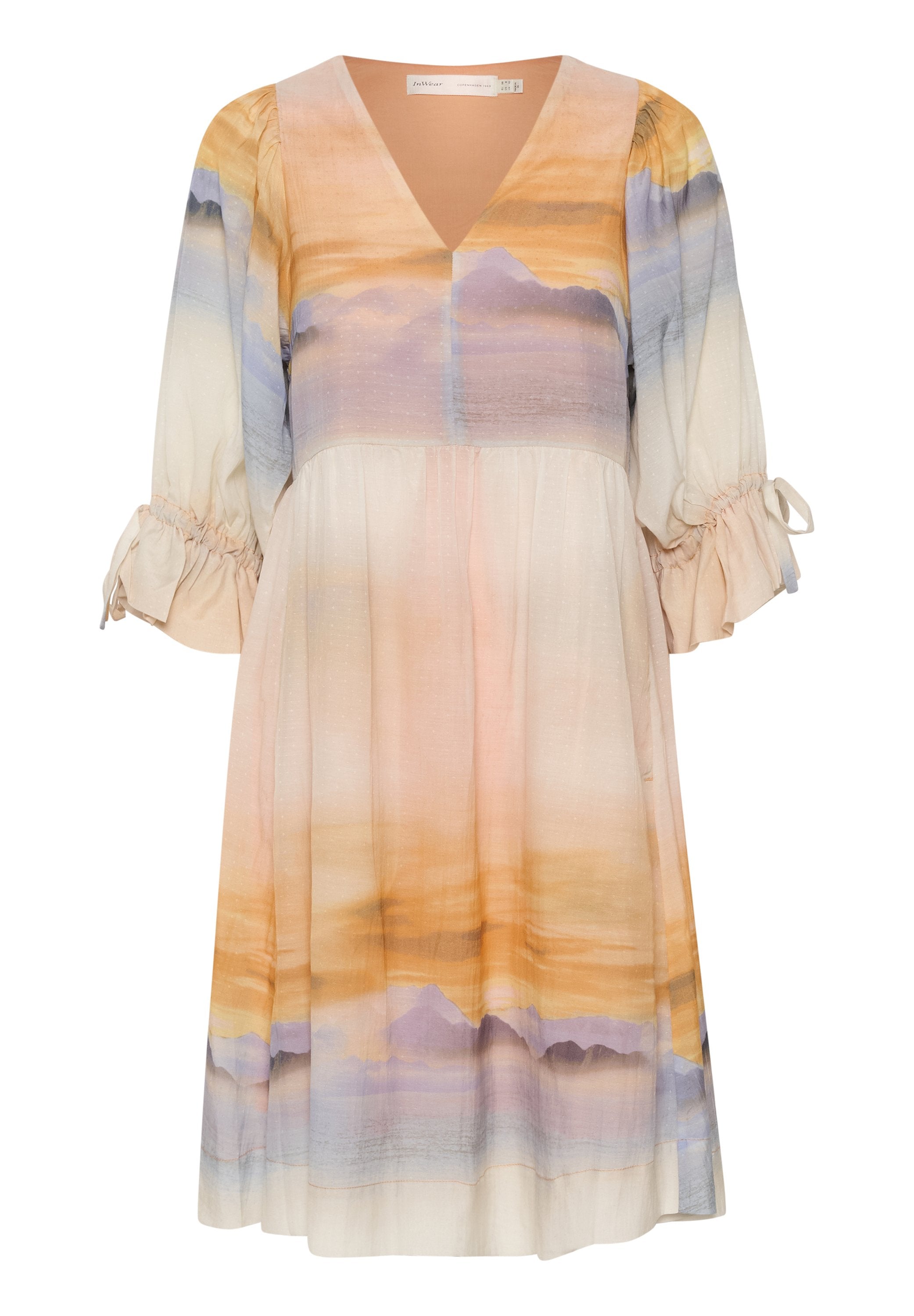 Kurzärmeliges Kleid aus leichtem Stoff mit V-Ausschnitt, einem Ombre-Muster aus Orange, Pink und Lila sowie gerafften Ärmel-Details.