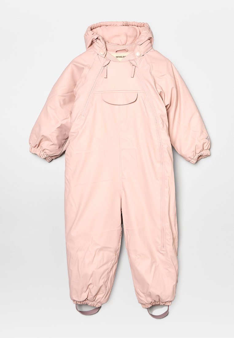 Rosa isolierte Latzhose mit langen Ärmeln, Kapuze, elastischen Bündchen und Fußriemen. Verfügt über eine Fronttasche und ein glattes, wasserabweisendes Material.