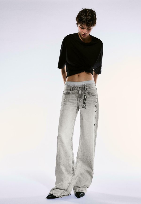 Bershka STARS AND STUDS - BAGGY JEANS - Baggy Jeans - grey