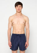 Marineblaue Badeshorts mit elastischem Bund, Kordelzug und glatter Textur. Knielang mit einfachem Design.