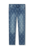 Jeans aus Denim in Hellblau mit einem Allover-Logo-Muster. Mit elastischem Bund und Design mit fünf Taschen.