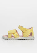 Gelbe Sandalen mit floralen Ausschnitten, Klettverschluss und einer silbernen strukturierten Sohle. Das Innere ist pink und verfügt über eine gepolsterte Fußbett.