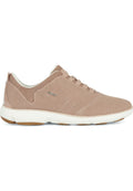Rosa Netzsneaker mit einem weichen, flexiblen Design. Verfügt über eine weiße Zwischensohle und Gummi-Außensohle, mit minimalen Schnürsenkeln und strukturierten Oberflächen.