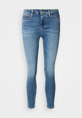 Schmale Jeans aus hellblauem Denim mit einer gewaschenen Optik, fünf Taschen, Reißverschluss und Metallknopfverschluss. Keine sichtbaren Abnutzungserscheinungen.