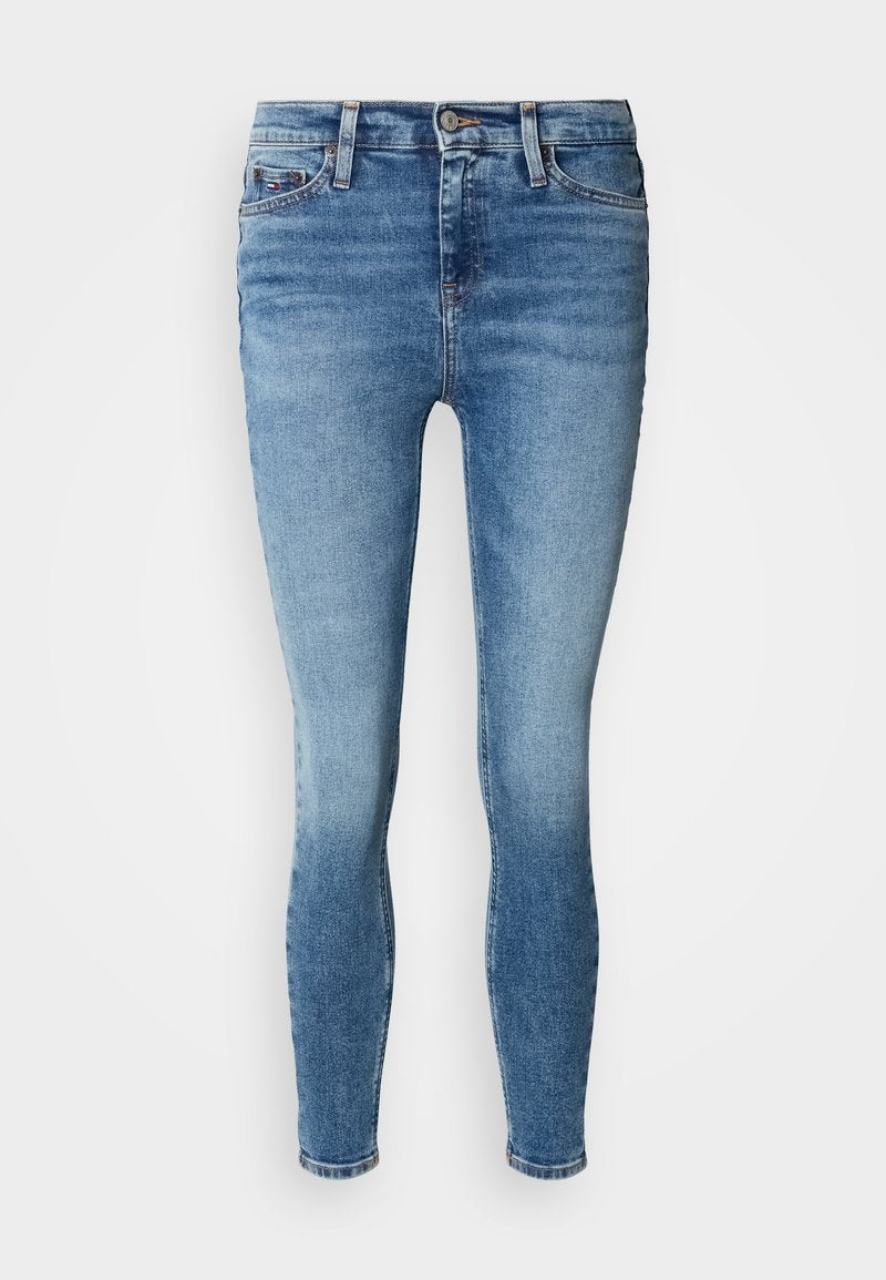 Schmale Jeans aus hellblauem Denim mit einer gewaschenen Optik, fünf Taschen, Reißverschluss und Metallknopfverschluss. Keine sichtbaren Abnutzungserscheinungen.