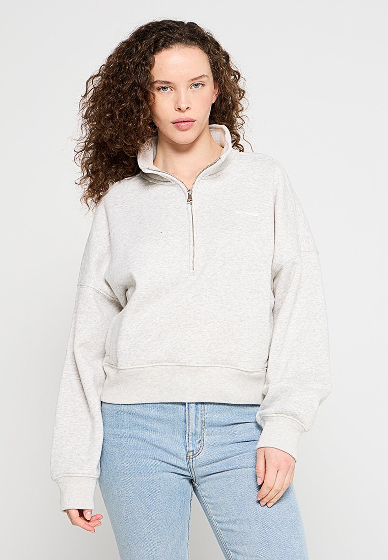 Hellgrauer Sweatshirt mit Reißverschluss, hohem Kragen, gerippten Bündchen und Saum. Weicher Stoff, lockere Passform, mit kleinem Markenlogo auf der Brust.