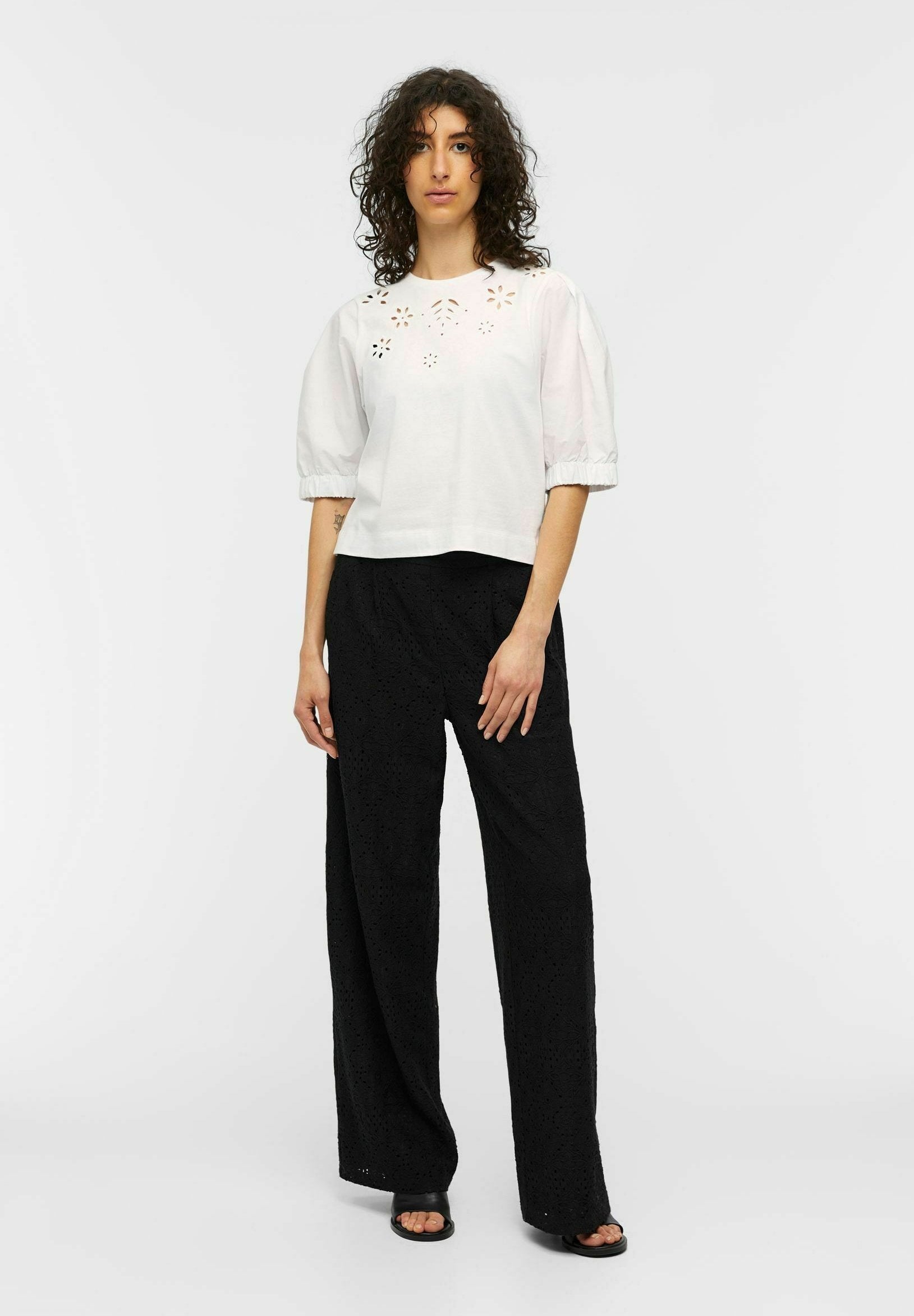 Object BRODERIE ANGLAISE