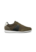 Braune Sneaker mit schwarzen Akzenten und weißer Sohle, ausgestattet mit einer Mischung aus Wildleder und Mesh-Materialien, runder Zehenpartie und strukturiertem Design.