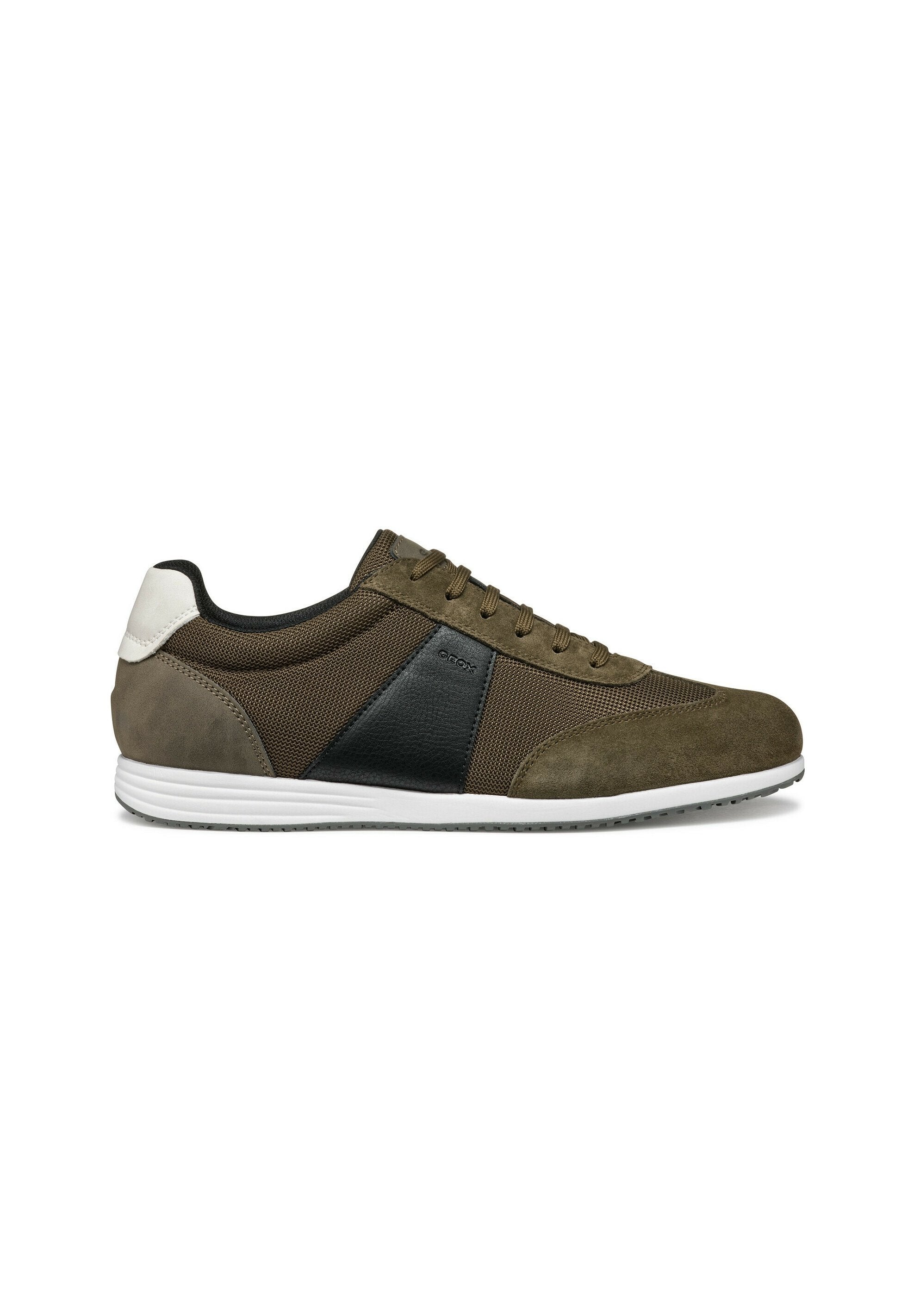 Braune Sneaker mit schwarzen Akzenten und weißer Sohle, ausgestattet mit einer Mischung aus Wildleder und Mesh-Materialien, runder Zehenpartie und strukturiertem Design.
