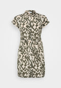 Kurzes Kleid mit kurzen Ärmeln und durchgehender Knopfleiste, mit einem oliv- und cremefarbenen abstrakten Muster, aus weichem Stoff und einem Bindegürtel in der Taille.