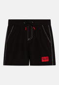 Schwarze Schwimmshorts mit weißer Naht, elastischem Bund und verstellbarem Kordelzug. Enthält ein rotes Etikett mit "HUGO" an der Seite.