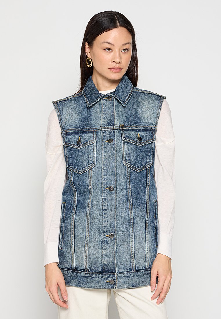 Armani Exchange Weste Media 1
