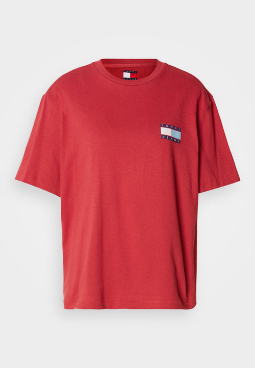 Rotes Baumwoll-T-Shirt mit rundem Ausschnitt, kurzen Ärmeln und einem kleinen Logo mit blauen und weißen Rechtecken auf der linken Brust.