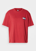 Rotes Baumwoll-T-Shirt mit rundem Ausschnitt, kurzen Ärmeln und einem kleinen Logo mit blauen und weißen Rechtecken auf der linken Brust.