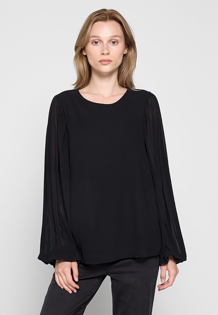 Schwarze Bluse mit rundem Ausschnitt und langen, gefältelten Ärmeln. Hergestellt aus glattem Stoff mit lockerer Passform und subtiler Raffinesse.