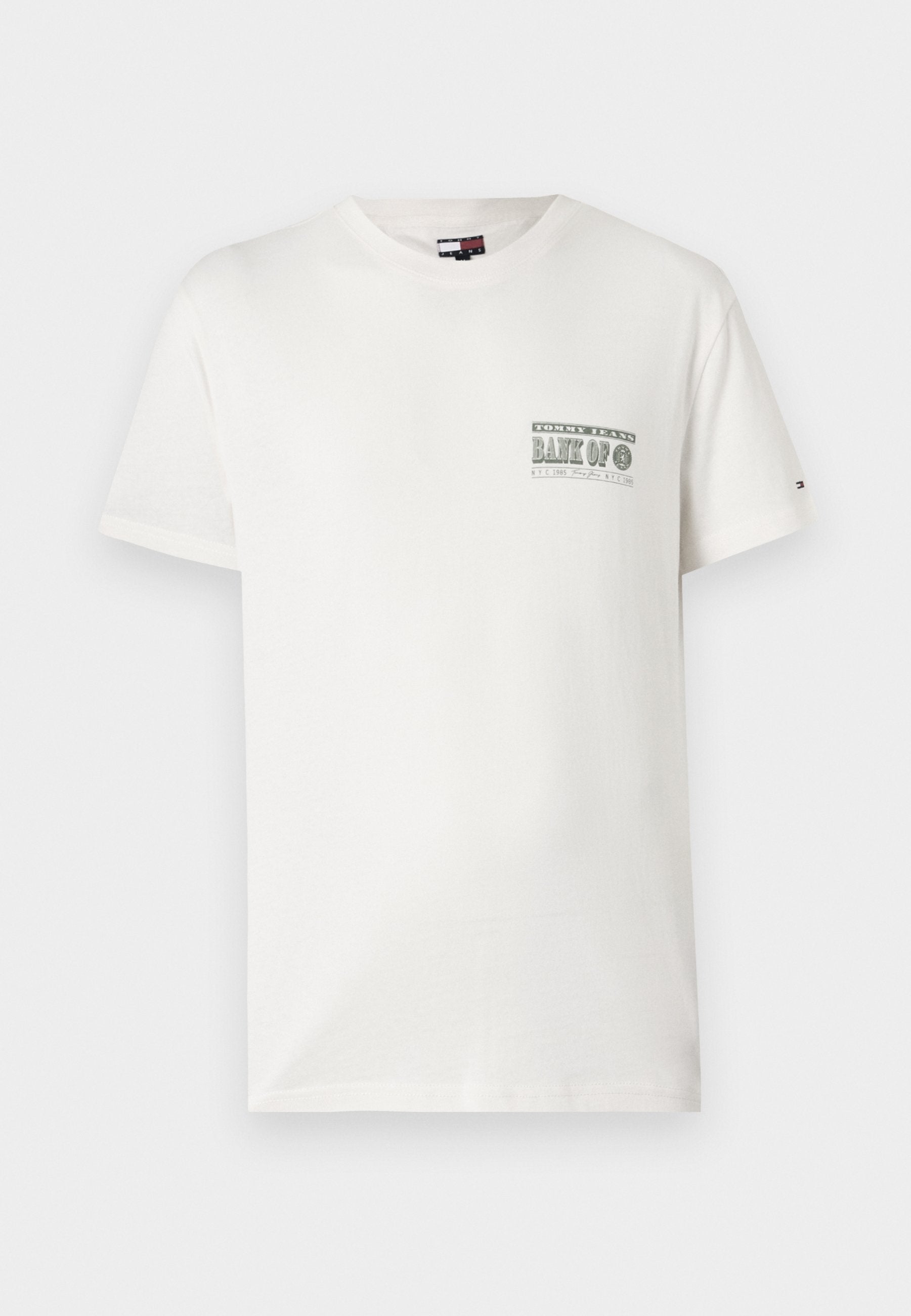 Weißes T-Shirt mit kurzen Ärmeln und Rundhalsausschnitt, auf der linken Brust mit einem kleinen grünen Grafiktext "Tommy Jeans Bank Of."