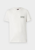 Weißes T-Shirt mit kurzen Ärmeln und Rundhalsausschnitt, auf der linken Brust mit einem kleinen grünen Grafiktext "Tommy Jeans Bank Of."