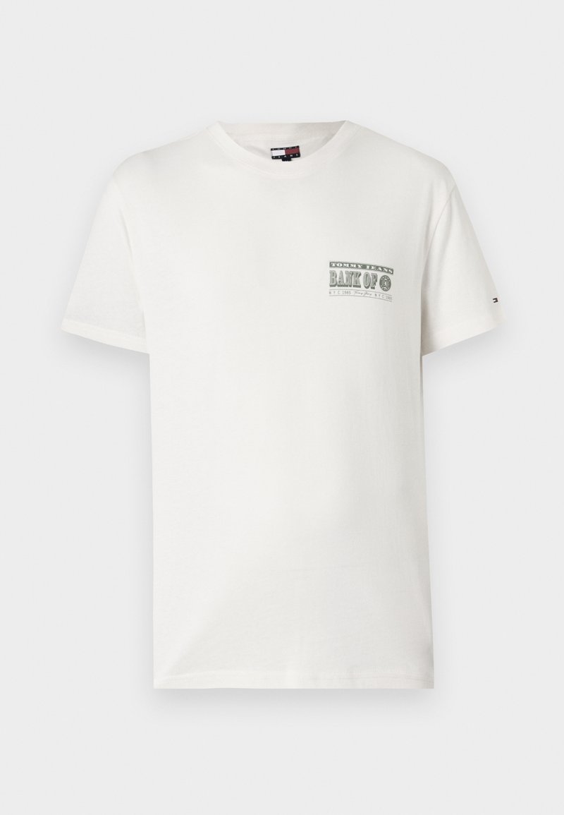 Weißes T-Shirt mit kurzen Ärmeln und Rundhalsausschnitt, auf der linken Brust mit einem kleinen grünen Grafiktext "Tommy Jeans Bank Of."