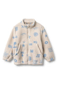 Fleecejacke in Creme mit hellblauen abstrakten Mustern, ausgestattet mit einem hohen Kragen, Reißverschluss vorne und zwei Vordertaschen. Weiche Textur.