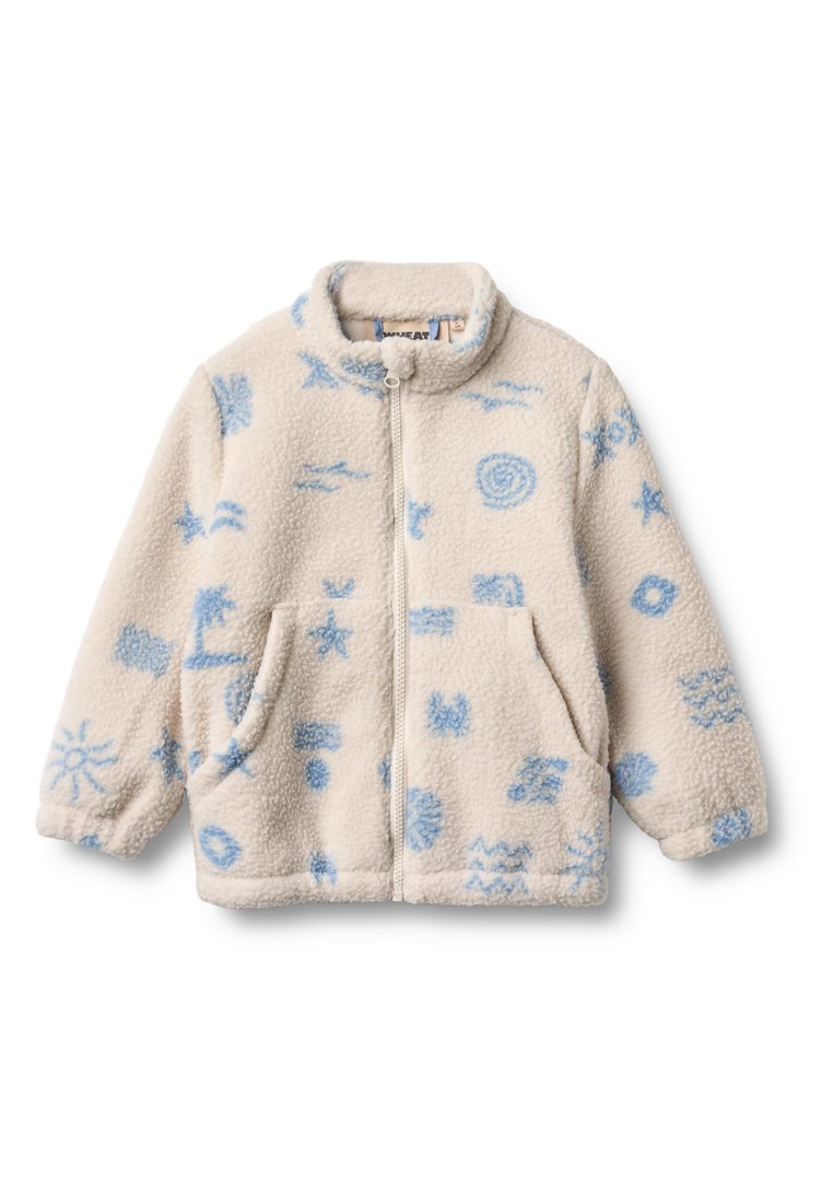 Fleecejacke in Creme mit hellblauen abstrakten Mustern, ausgestattet mit einem hohen Kragen, Reißverschluss vorne und zwei Vordertaschen. Weiche Textur.