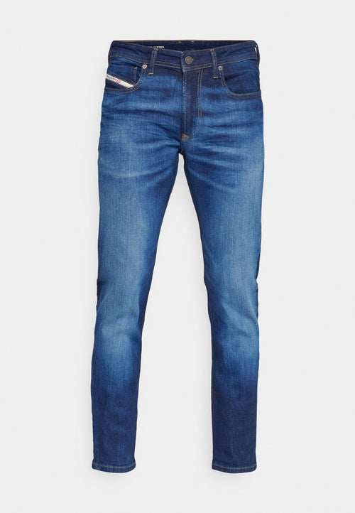 Blaue Denim-Jeans mit slim fit, ausgestattet mit einem Fünf-Taschen-Design, kontrastierenden Nähten und einer leichten Ausbleichung an den vorderen Paneelen.
