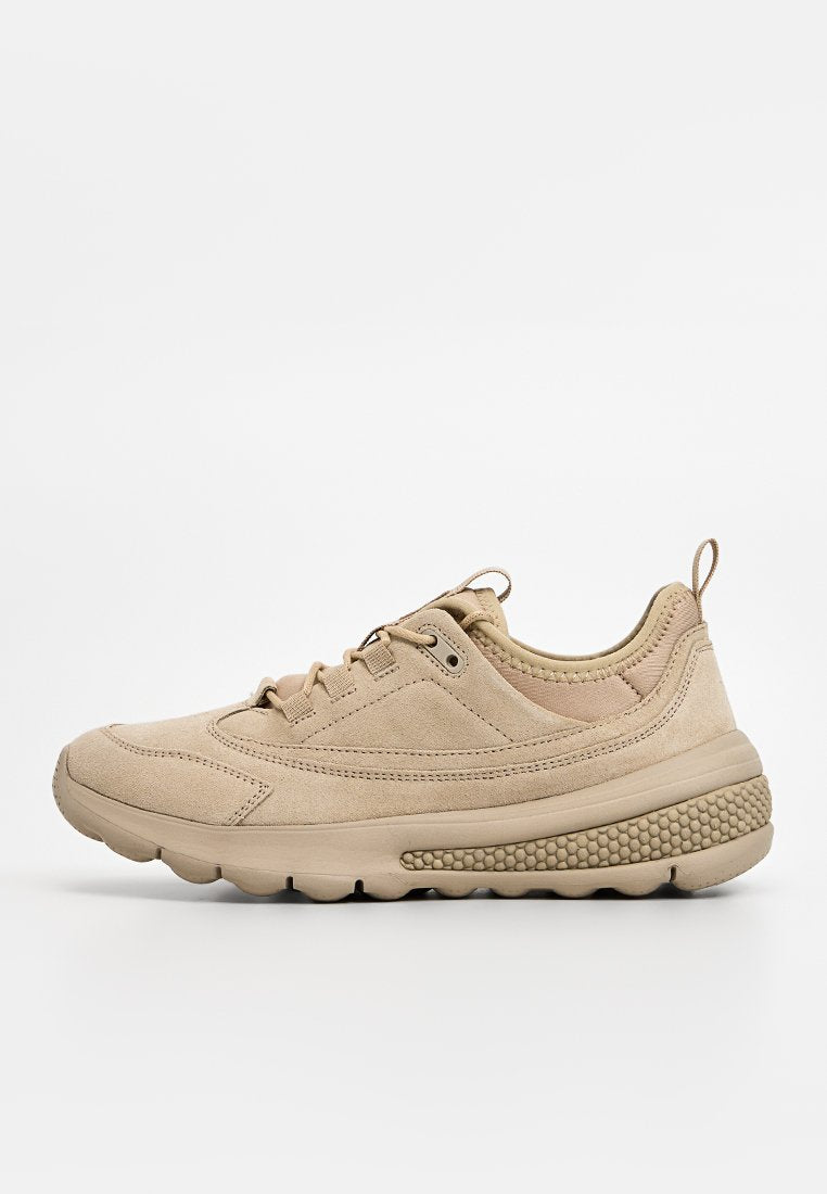 Beige Sport-Schuh mit Obermaterial aus Wildleder und Mesh, abgerundeter Zehenpartie, gepolsterter Zwischensohle, strukturiertem Außensohle und Schnürsenkeln für einen sicheren Sitz.