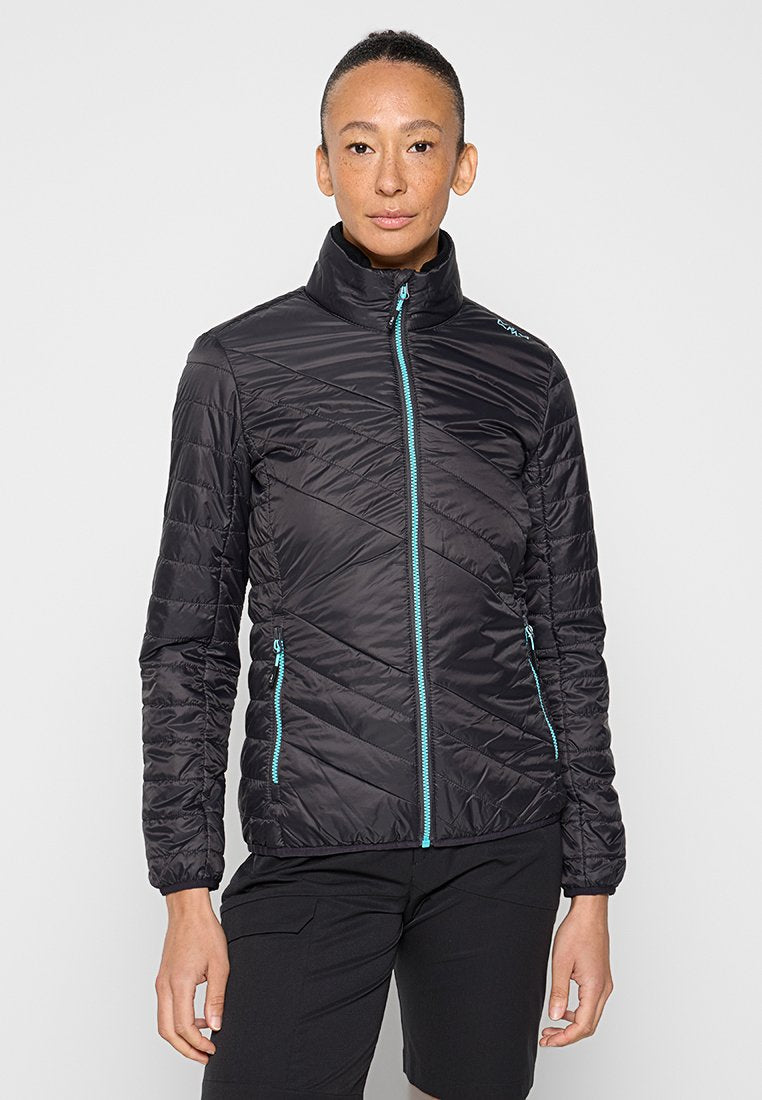 Schwarze isolierte Jacke mit hohem Kragen, diagonalem Nähten, zwei Reißverschlusstaschen und kontrastierenden türkisfarbenen Reißverschlussakzenten.