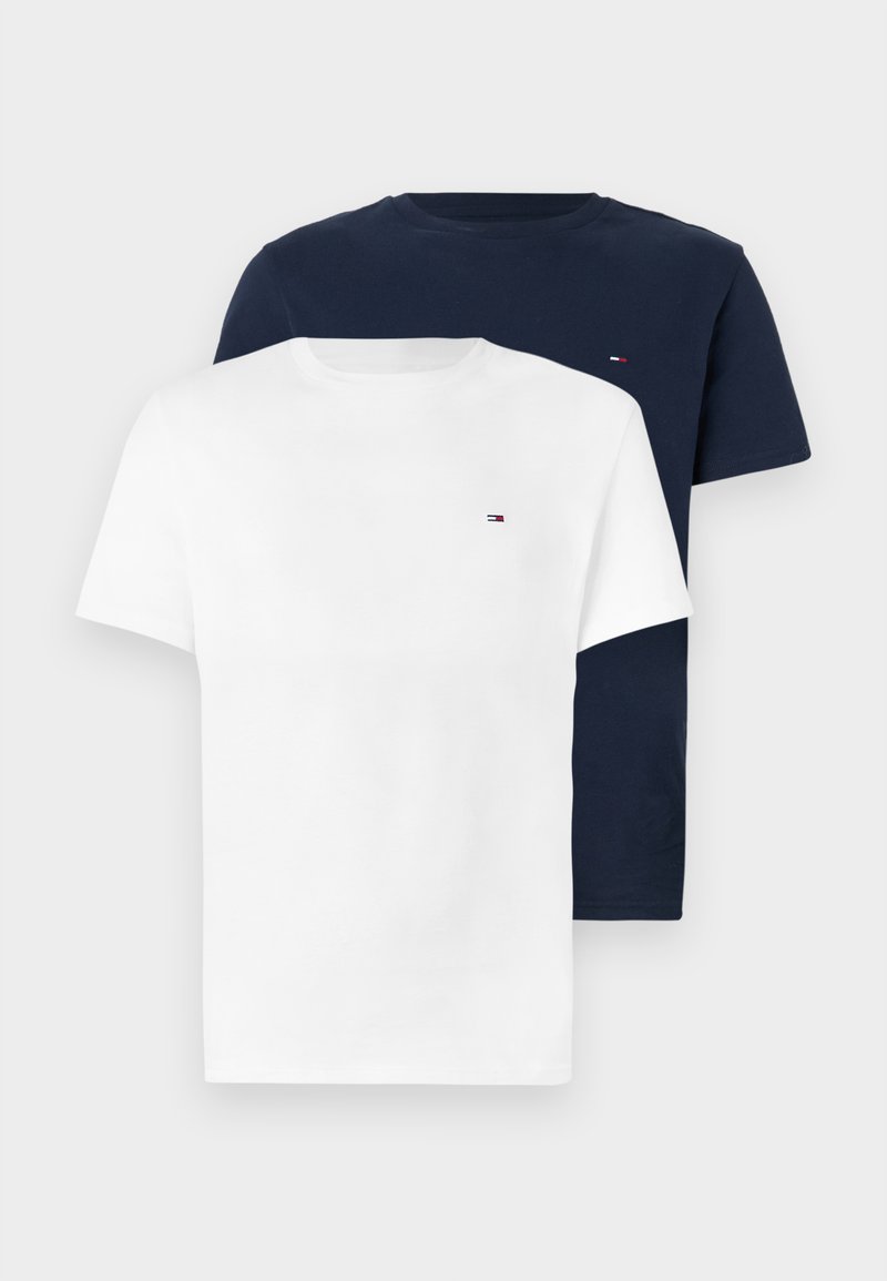 Zwei kurzärmelige T-Shirts, eines weiß und eines marineblau, aus Baumwolle mit rundem Ausschnitt und kleinem Logo auf der Brust.