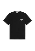 Schwarzes Baumwoll-T-Shirt mit kurzen Ärmeln, Rundhalsausschnitt und weißem, bedrucktem Logo auf der linken Brust. Klassischer Schnitt.