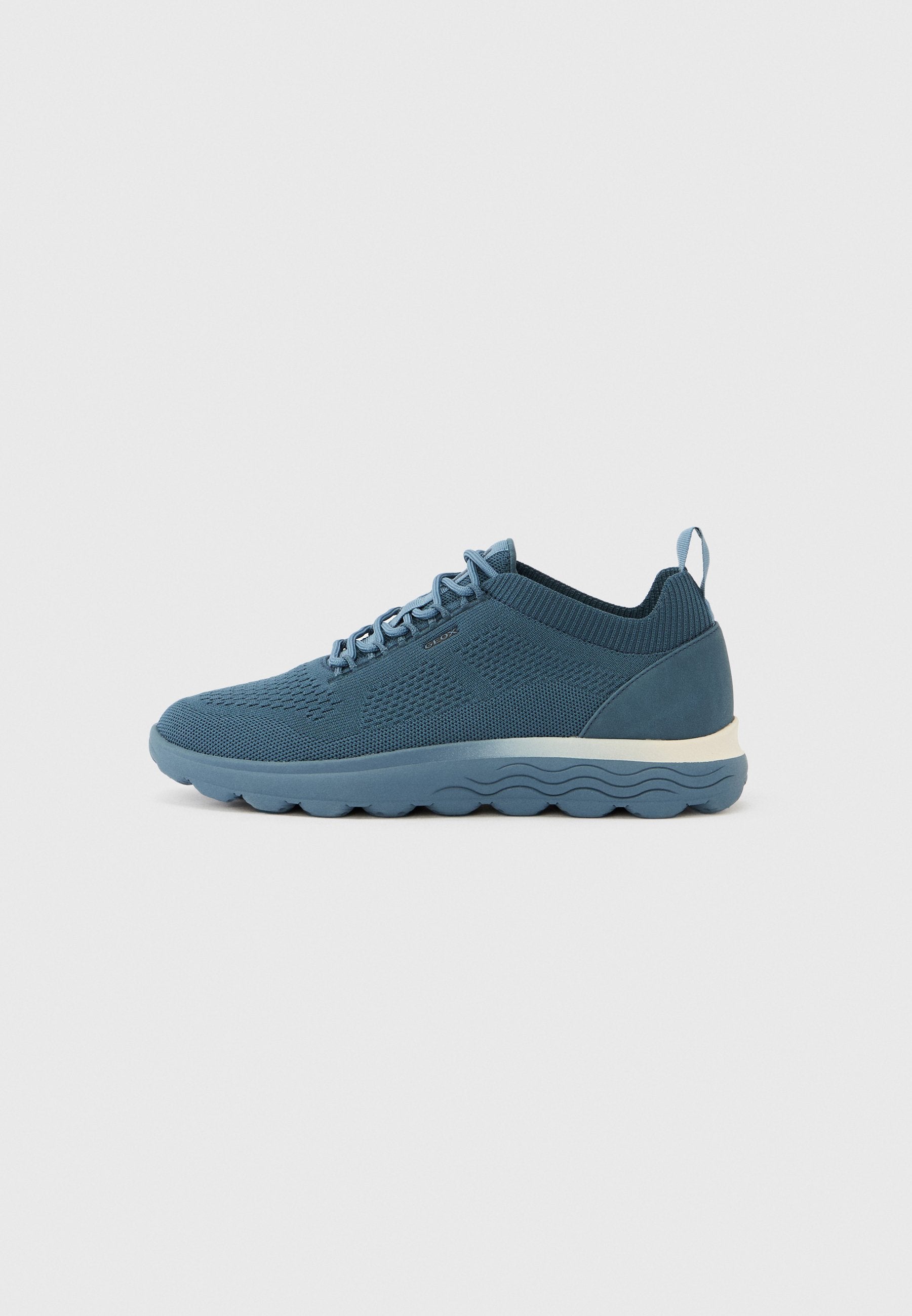 Blauer Strick-Sneaker mit Schnürverschluss, gepolstertem Kragen, Zuglasche an der Ferse und dicker, strukturierter Sohle mit Wellendesign.
