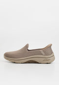 Beiger Slip-On-Sneaker mit atmungsaktivem Mesh-Obermaterial, gepolsterter Sohle und "Skechers Arch Fit"-Label an der Seite.