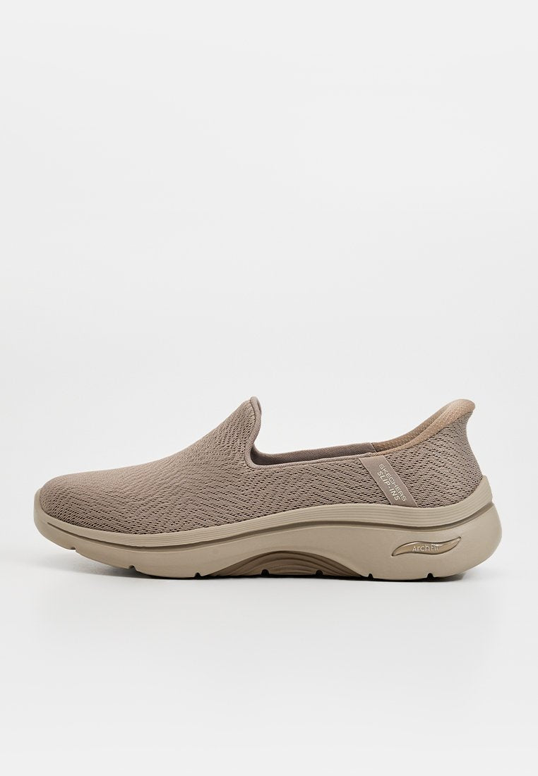 Beiger Slip-On-Sneaker mit atmungsaktivem Mesh-Obermaterial, gepolsterter Sohle und "Skechers Arch Fit"-Label an der Seite.