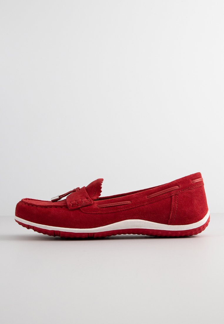 Rote Wildleder Slipper mit runder Spitze, dekorativem Obermaterial, weißer Sohle mit rutschfester Textur. Klassisches Mokassin-Design.