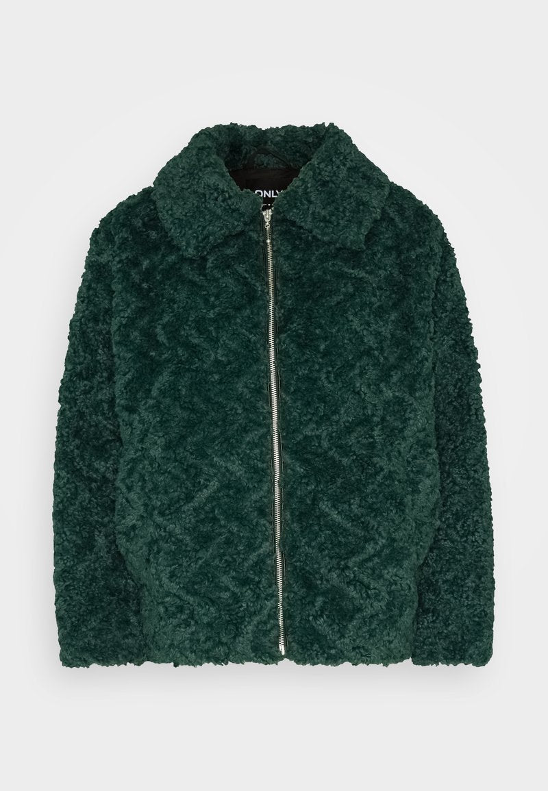 Dunkelgrüne, plüschige Fleece-Jacke mit Rautenmuster, Reißverschluss und spitzem Kragen. Weiche Textur und große Vorderfläche.