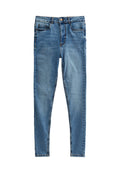 Blaue Jeans im Skinny-Fit mit mittelhohem Bund, fünf Taschen und dezenten Ausbleichungen. Verfügt über Gürtelschlaufen und orangefarbene Nähte.