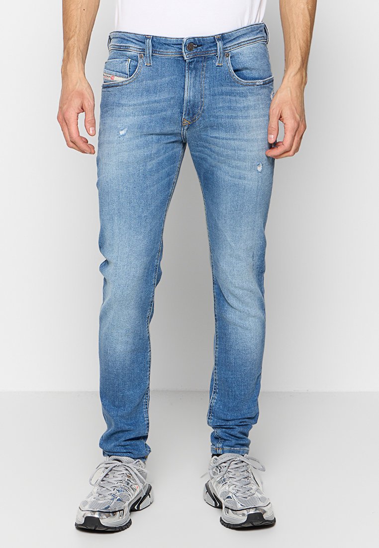 Hellblaue Denim-Jeans im Slim-Fit, mit subtilen Used-Effekten, fünf Taschen und einem klassischen Knopf- und Reißverschluss.