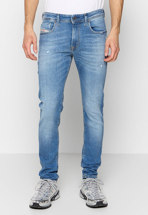 Hellblaue Denim-Jeans im Slim-Fit, mit subtilen Used-Effekten, fünf Taschen und einem klassischen Knopf- und Reißverschluss.