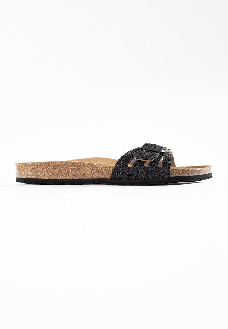 Schwarze Glitzer-Sandaletten mit einem Korkfußbett, einem strukturierten Riemen mit Ausschnitten und einer kontrastierenden schwarzen Sohle.