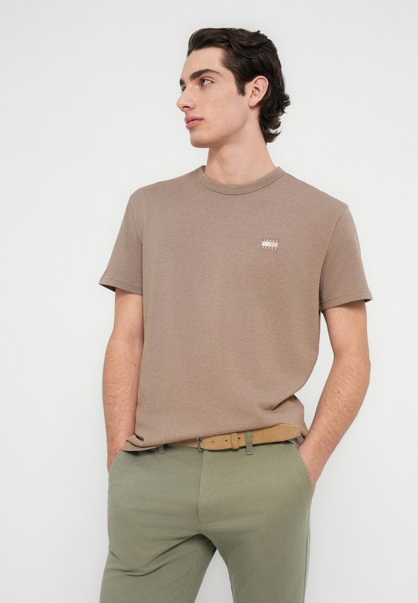 Tommy Jeans TJM REG BADGE TEE EXT