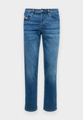 Blaue Denim-Jeans mit geradem Schnitt, fünf Taschen und einem Knopfverschluss. Sie verfügen über subtile Kontrastnähte und eine glatte Textur.