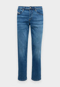 Blaue Denim-Jeans mit geradem Schnitt, fünf Taschen und einem Knopfverschluss. Sie verfügen über subtile Kontrastnähte und eine glatte Textur.