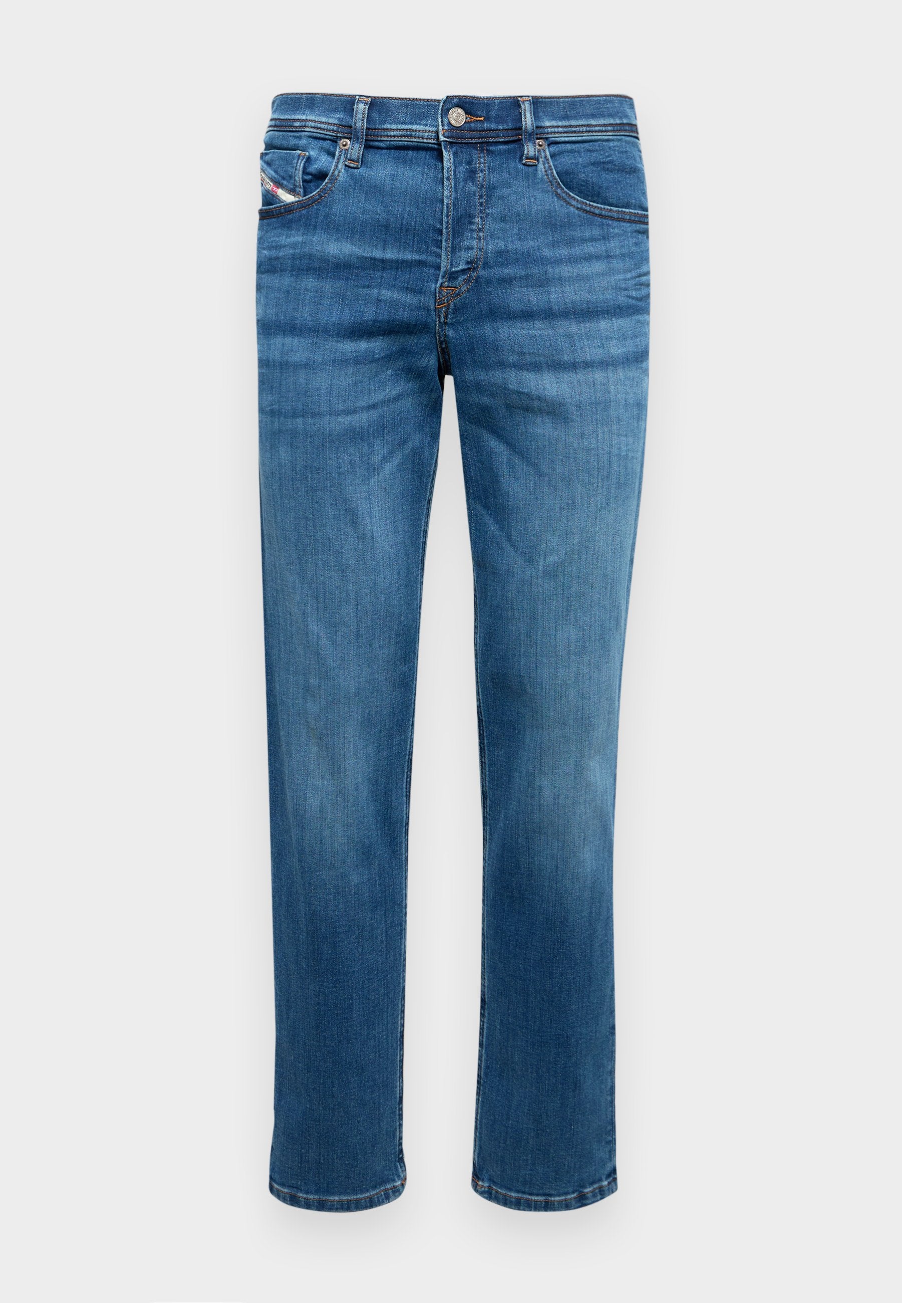Blaue Denim-Jeans mit geradem Schnitt, fünf Taschen und einem Knopfverschluss. Sie verfügen über subtile Kontrastnähte und eine glatte Textur.