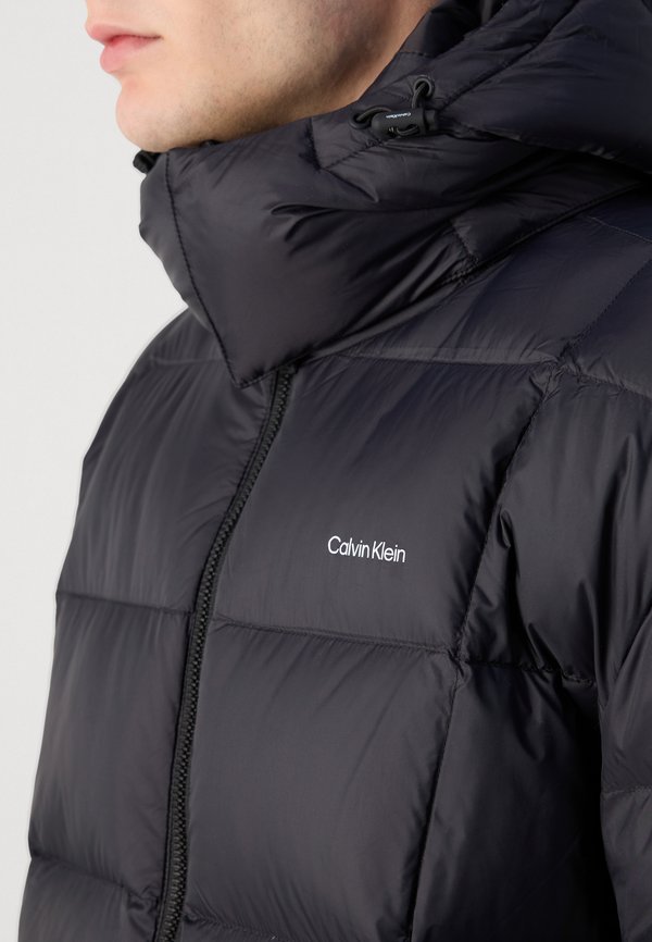 Calvin Klein DETACHABLE HOOD