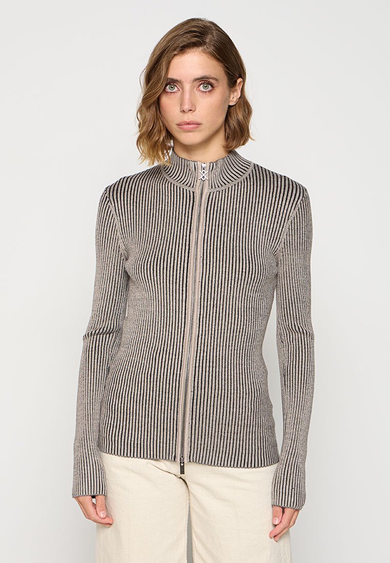 Gestreifter Strick-Zippullover in Grau und Beige, mit hohem Kragen, langen Ärmeln und geripptem Textur. Frontreißverschluss mit silberner Hardware.