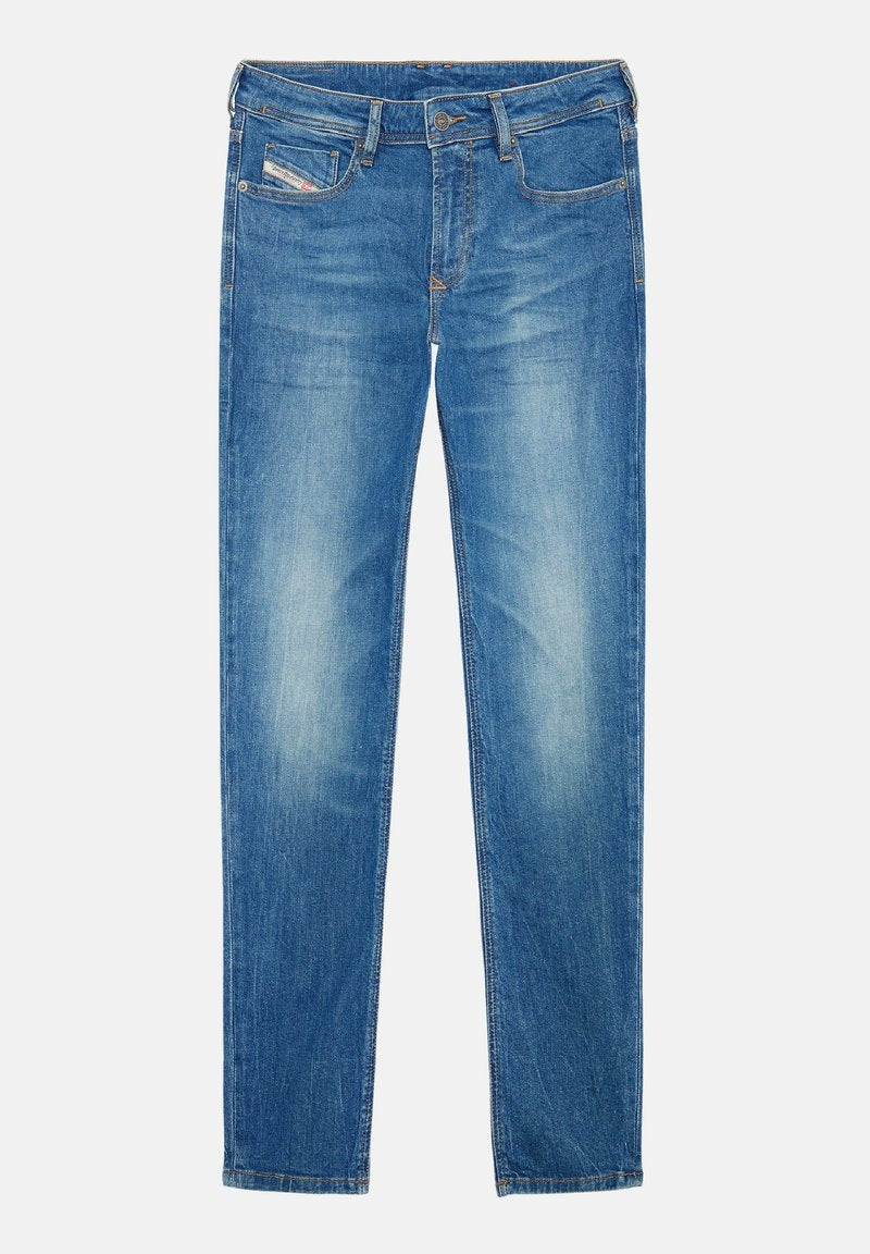 Helle blaue Denim-Jeans mit geradem Schnitt, ausgestattet mit einem Reißverschluss, fünf Taschen und subtiler Ausbleichung an den Beinen. Klassische Steppnahtdetails.