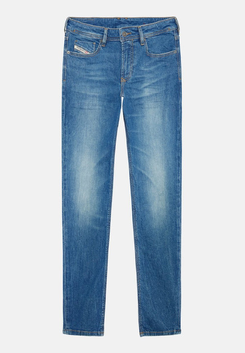 Helle blaue Denim-Jeans mit geradem Schnitt, ausgestattet mit einem Reißverschluss, fünf Taschen und subtiler Ausbleichung an den Beinen. Klassische Steppnahtdetails.