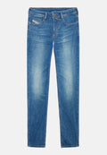 Helle blaue Denim-Jeans mit geradem Schnitt, ausgestattet mit einem Reißverschluss, fünf Taschen und subtiler Ausbleichung an den Beinen. Klassische Steppnahtdetails.
