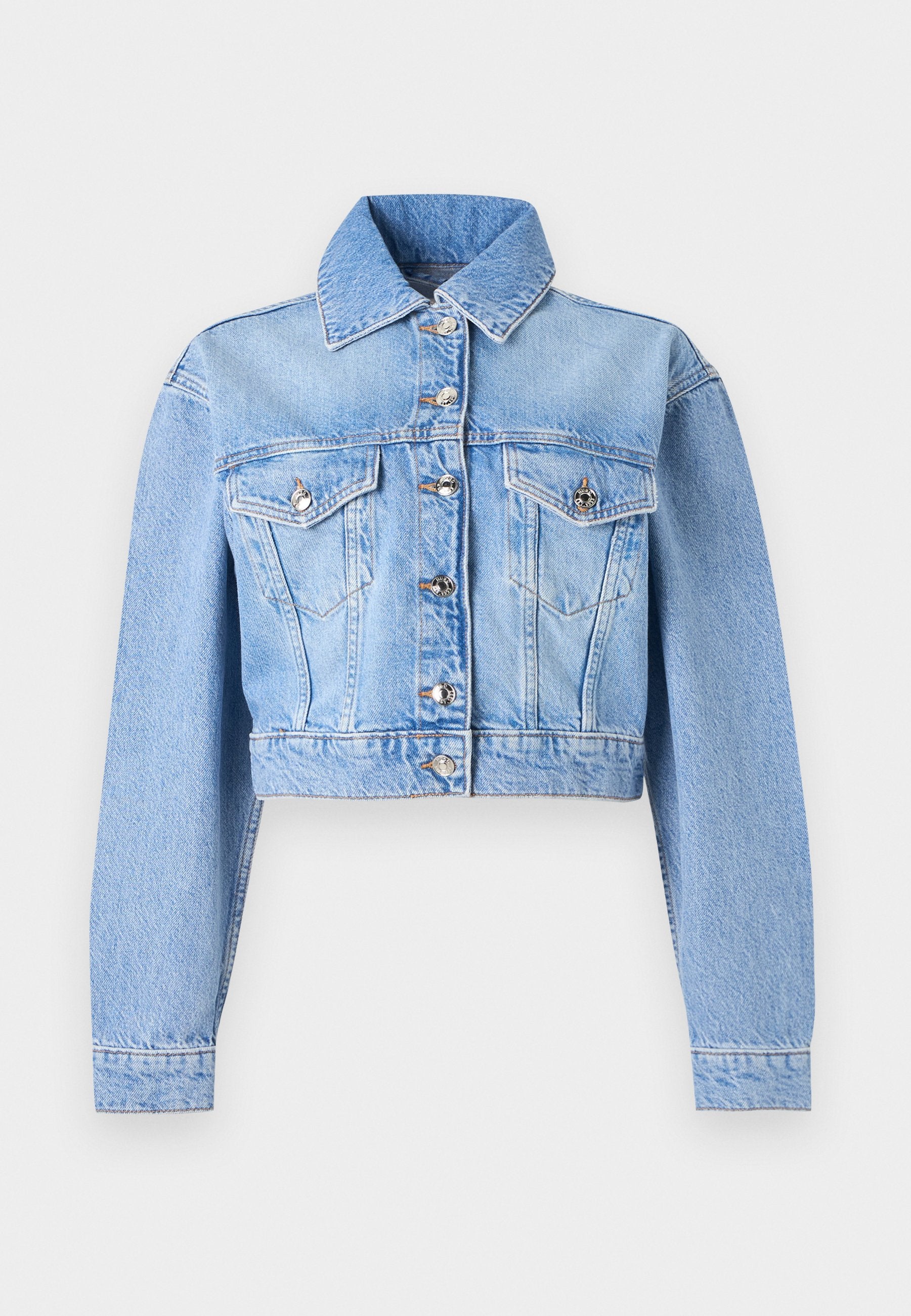 Hellblaue, kurz geschnittene Jeansjacke mit langen Ärmeln, Knopfleiste vorne, Brusttaschen mit Klappen und klassischem Kragen.