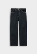 Dunkelblaue gerade geschnittene Jeans mit einem passenden Gürtel, Vorderaschen und sichtbaren Nähten auf einem schlichten hellen Hintergrund.