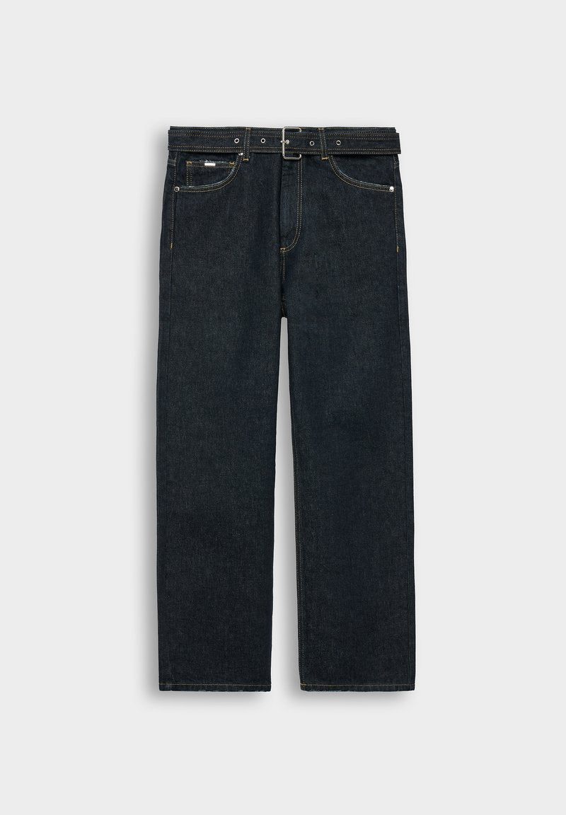 Dunkelblaue gerade geschnittene Jeans mit einem passenden Gürtel, Vorderaschen und sichtbaren Nähten auf einem schlichten hellen Hintergrund.